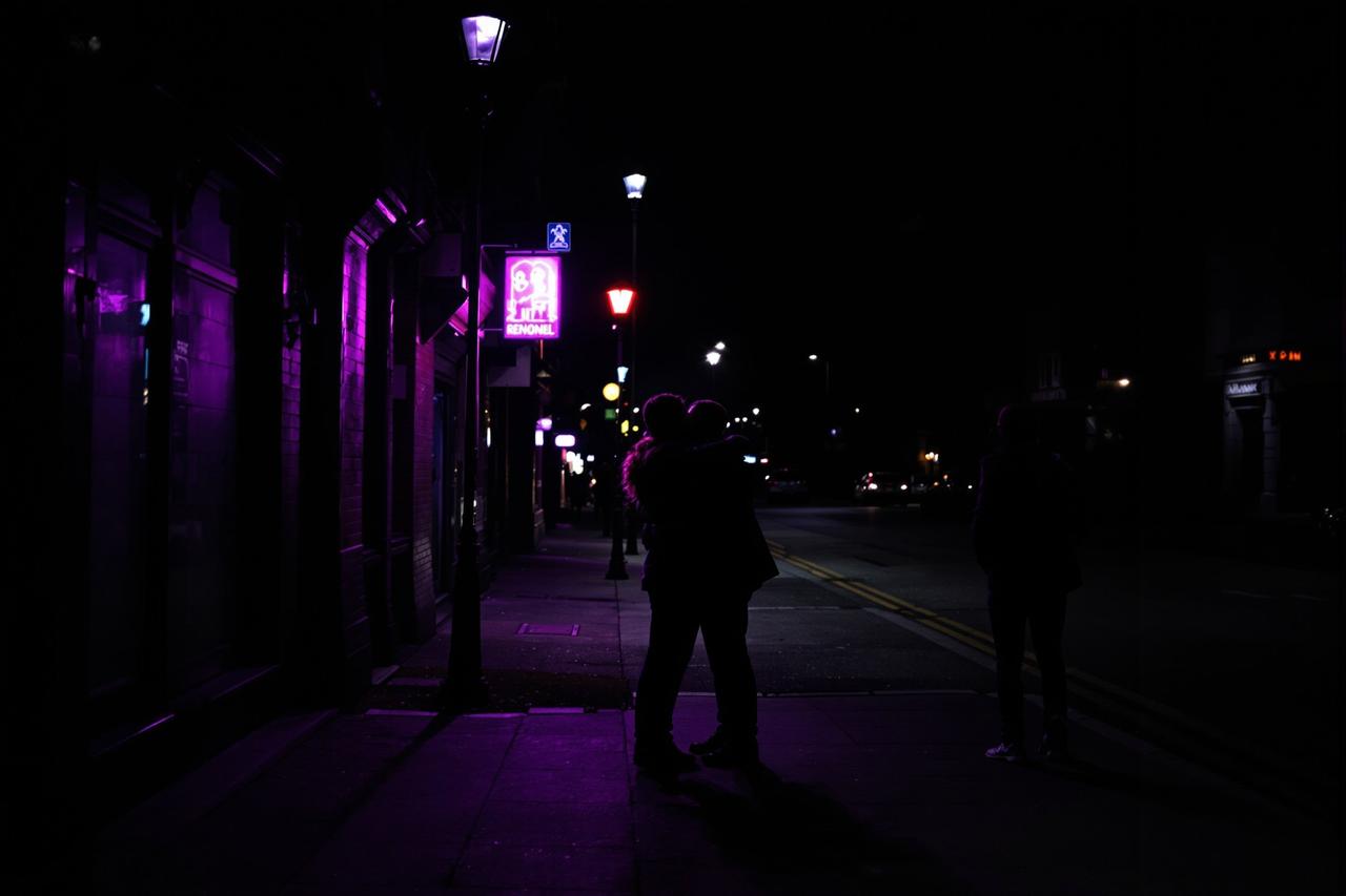 某男星被拍到与经纪人当街拥吻，疑似地下情曝光
